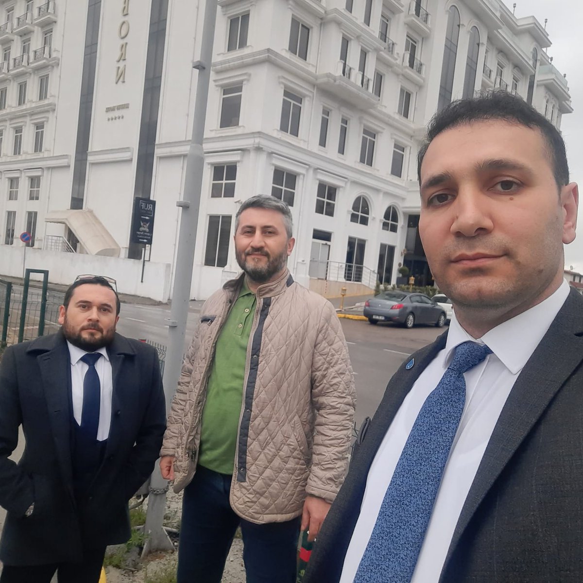 Fotoğrafta gördükleriniz Deva Gebze kurucu üyeleri ve hiçbirimiz yönetimde değiliz birileri çıkarmış devamsızlıktan hukuksuzca bu fotodan 3 tane vekil adayı çıktı. Dil bilen masterlı kariyerli sosyal çevreleri ilişkileri olan liyakatli dürüst arkadaşlar <a href="/avidrissahin/">Av. İdris Şahin</a> <a href="/alibabacan/">Ali Babacan</a>