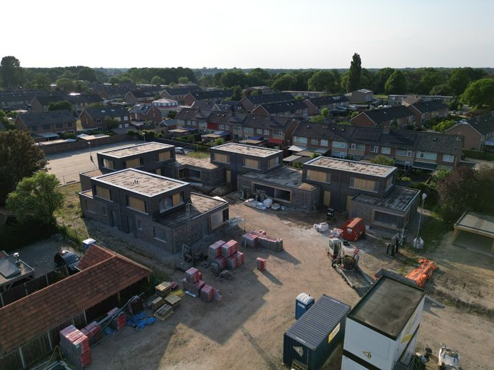 In Hardenberg hebben we mooie dronebeelden weten te maken van deze door Aannemersbedrijf Hoek gebouwde 8 patiowoningen. 

Heeft u ook bouwplannen? Neem eens een kijkje op aannemersbedrijf-hoek.nl

#vakmanschap #bouwendnederland #bouwproject #bouwbedrijf #bouwen #hardenberg