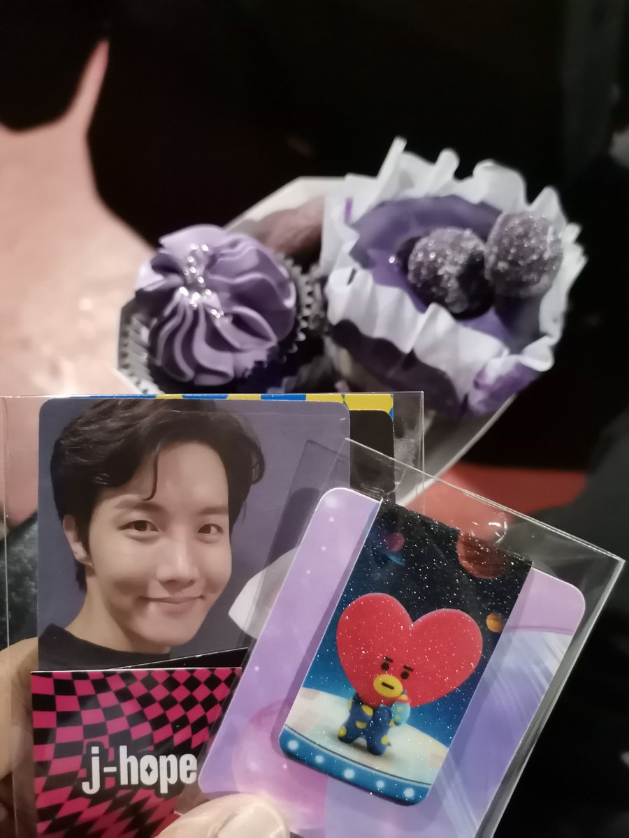 iamkarol29's tweet photo. done watching #jhopeINTHEBOX 💙💗
All for you, Hobi 🖤
#junghoseok #jhope #hobi
#BTSDocumentaries https://t.co/Na3BLJl5BY