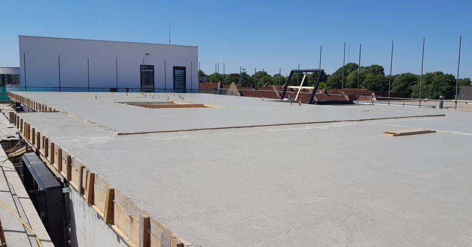 UPDATE (DEEL 2):

Afgelopen week is de derde verdiepingsvloer van dit appartementencomplex in Hardenberg gestort. 

Heeft u ook bouwplannen? Neem eens een kijkje op aannemersbedrijf-hoek.nl

#vakmanschap #bouwendnederland #bouwproject #bouwbedrijf #bouwen #hardenberg