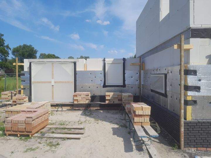 In Almelo wordt er hard gewerkt aan een moderne notariswoning. De gevels van de verdieping op de begane grond staan klaar voor het metselwerk!

Heeft u ook bouwplannen? Neem eens een kijkje op aannemersbedrijf-hoek.nl

#vakmanschap  #bouwproject #bouwbedrijf #bouwen #almelo