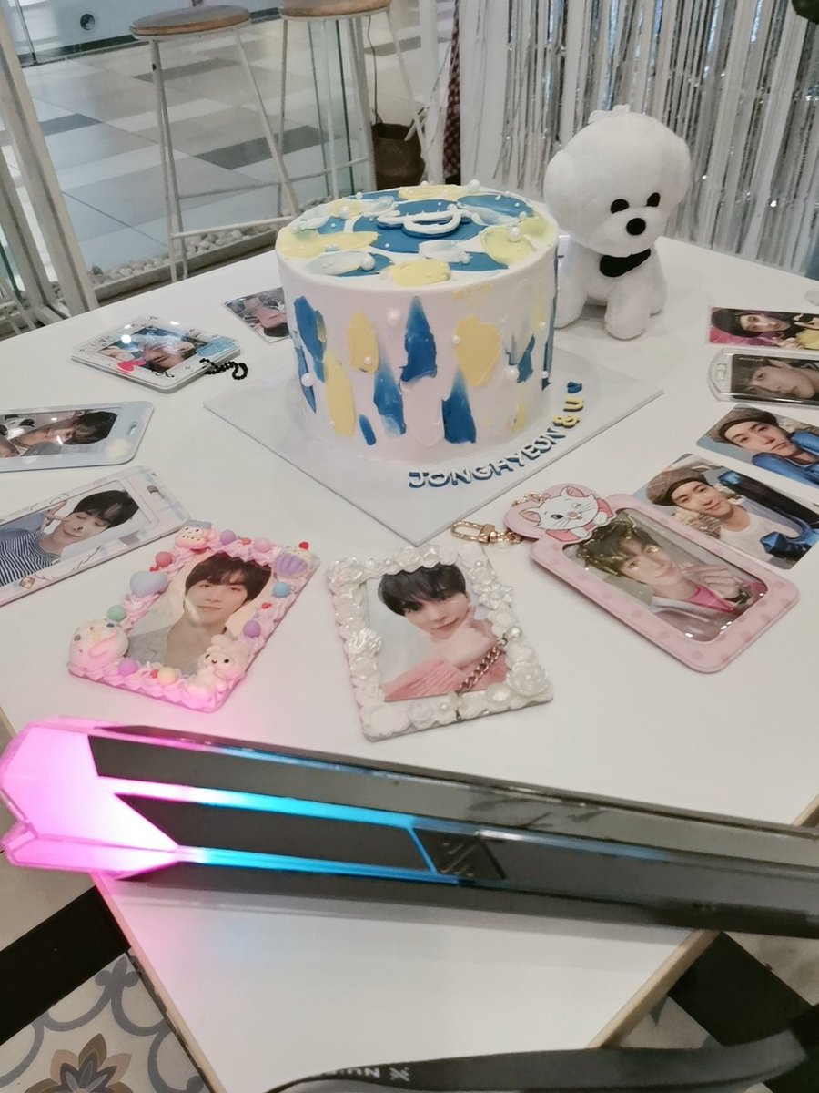 Now THIS is how to take a cake picture🤣🤣
#OurBrightestLightKimJongHyeon