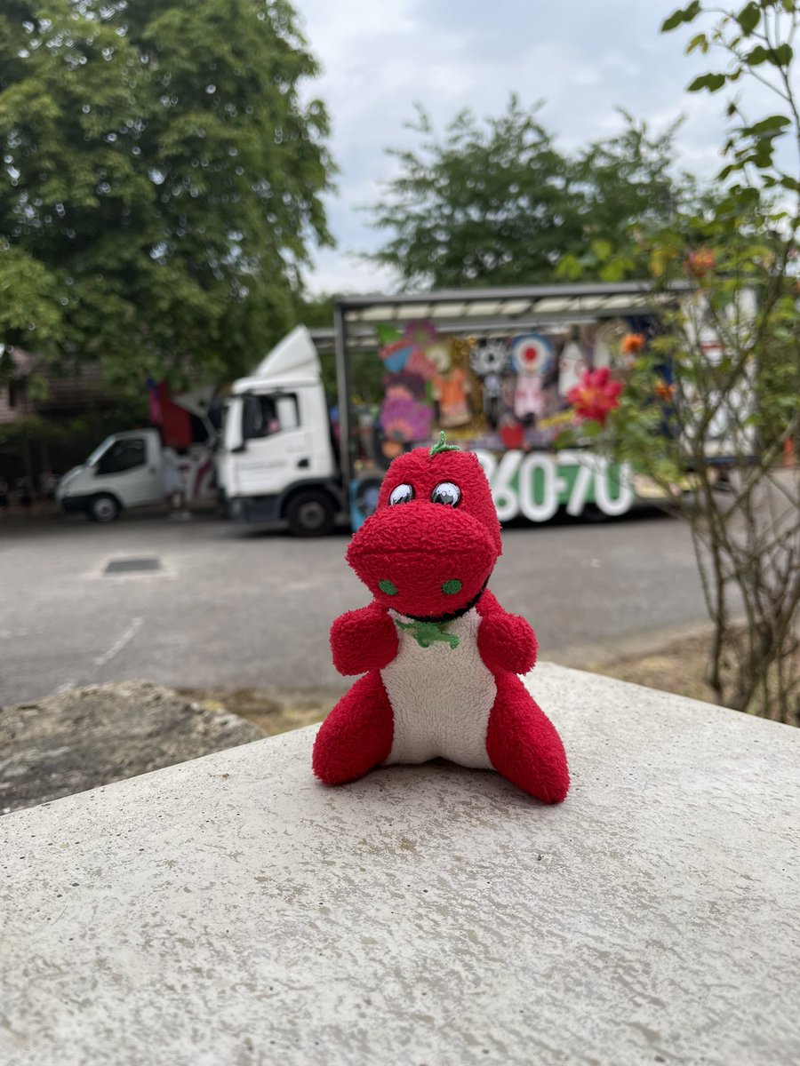 Dilys Draig Cymraeg yr Ysgol yn barod i fynd ar daith Carnifal Hanwell! Dilys the Dragon is ready to go on the parade at Hanwell Carnival 🎡 #HanwellCarnival <a href="/ILoveHanwell/">ILoveHanwell</a> <a href="/_EalingNews/">EALING.NEWS</a>