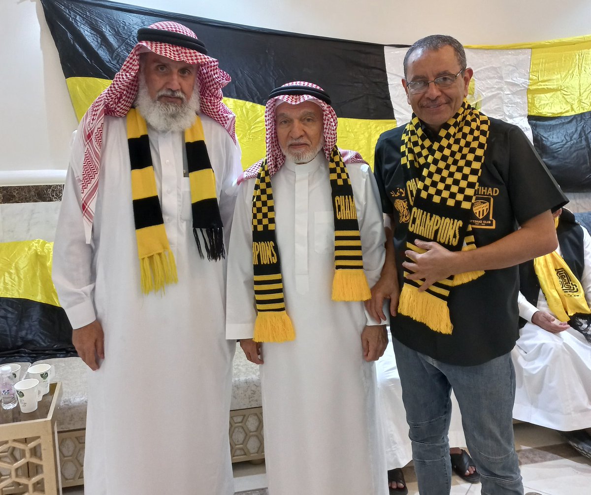 بدعوة كريمة من الغالي محمد باعيسى حضرت احتفال قروب العميد في قلوبنا ببطولتي السوبر السعودي ودوري روشن وكان من ضمن الحاضرين عكاز #الاتحاد الكابتن عبدالله بكر والكابتن احمد بايزيد،،،
شكرا ابو هاني على هذه الليلة المميزة 
🖤💛 #الاتحاد يجمعنا 💛🖤