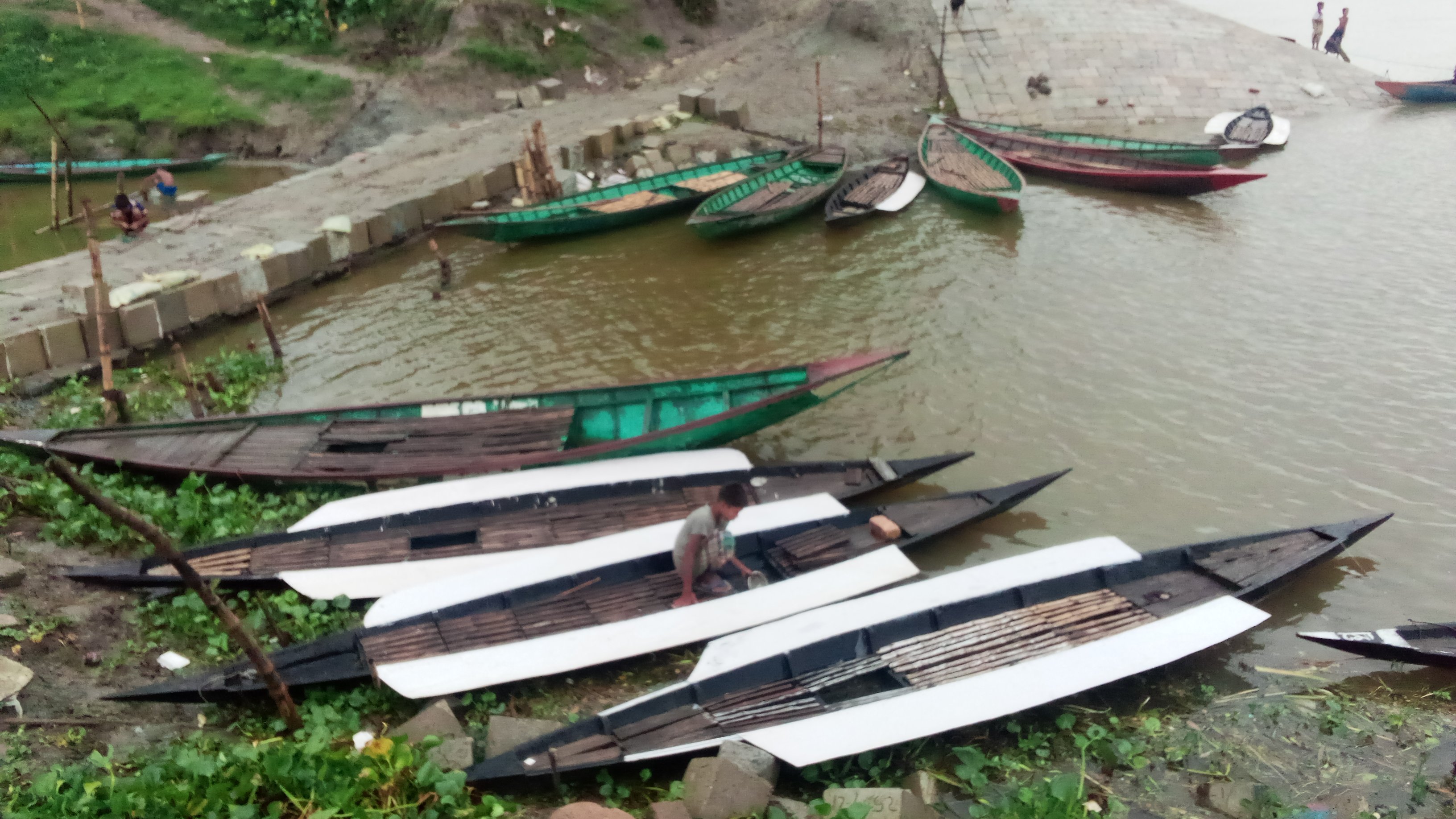 হোসেনপুরে অভিনব কায়দায় মাছ শিকার বিলুপ্তির পথে