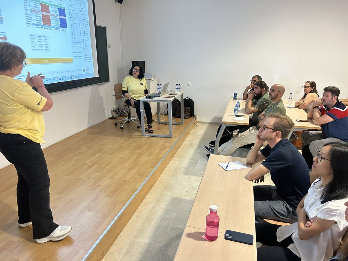 ambynet's tweet photo. Lleno completo en la sesión de @senipas y @daguilerareyna sobre #FormatosDinámicosMedidas en #PowerBIDays Las @powerbiwomen dando #VisibilidadTalentoFemenino en #PowerPlatformAlicante #PowerPlatformEspaña @MS_KellyKaye https://t.co/ALXvUlUlxV