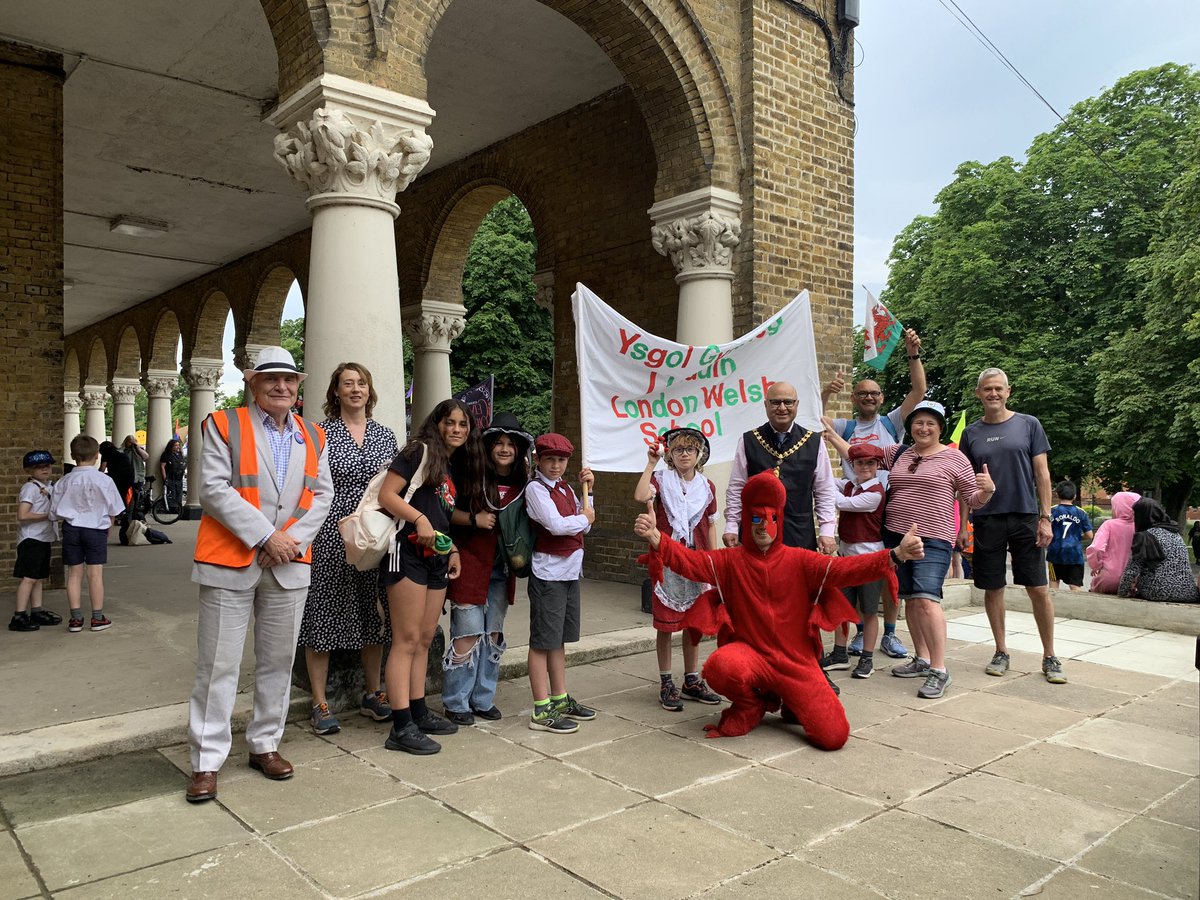 Epic atmosphere at the start of the Hanwell parade! Join us at Stall L2 for the best welsh cakes ever! #hanwell #londonwelsh #welshkids 
#gymraeg