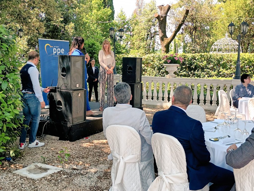 Ale_Mussolini_'s tweet photo. A #Filottrano (Ancona) in una splendida cornice per incontrare imprenditori marchigiani e confrontarsi sulle opportunità che offre l'#Europa e sui dossier aperti
#PPE #industry #trade #Marche #Ancona https://t.co/fB491a8o1v
