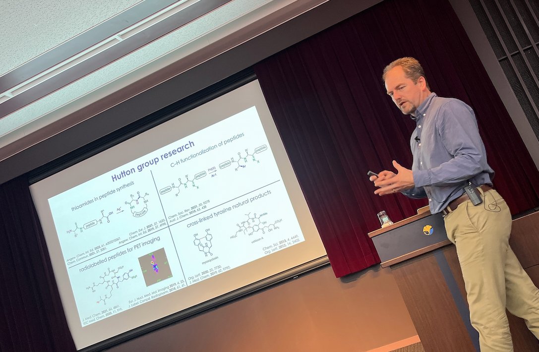 Hutton_Lab's tweet image. Thanks to @HirokiOguri and colleagues for hosting me at the University of Tokyo. A great day discussing peptide thioamides and tyrosine containing natural products, and a fun evening tasting the local delicacies in Ueno.