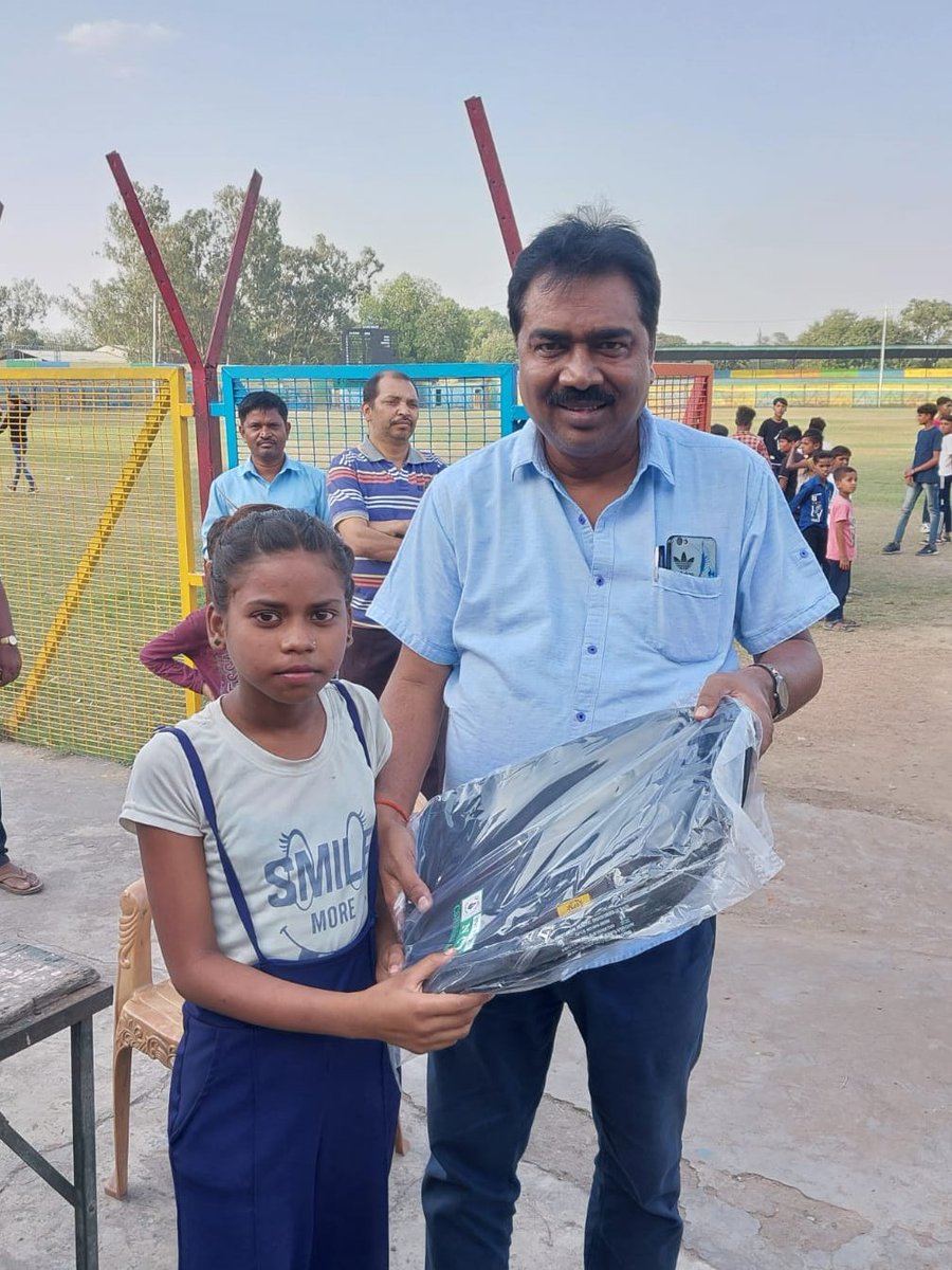 NCL_SINGRAULI's tweet photo. Delivering Happiness by unlocking the door of education.
NCL Bina, under CSR distributed school bags to 200 students to cheer them on the reopening of their schools after summer vacations .
#MyNCL #NCLCSR https://t.co/zRzbyUCYrB