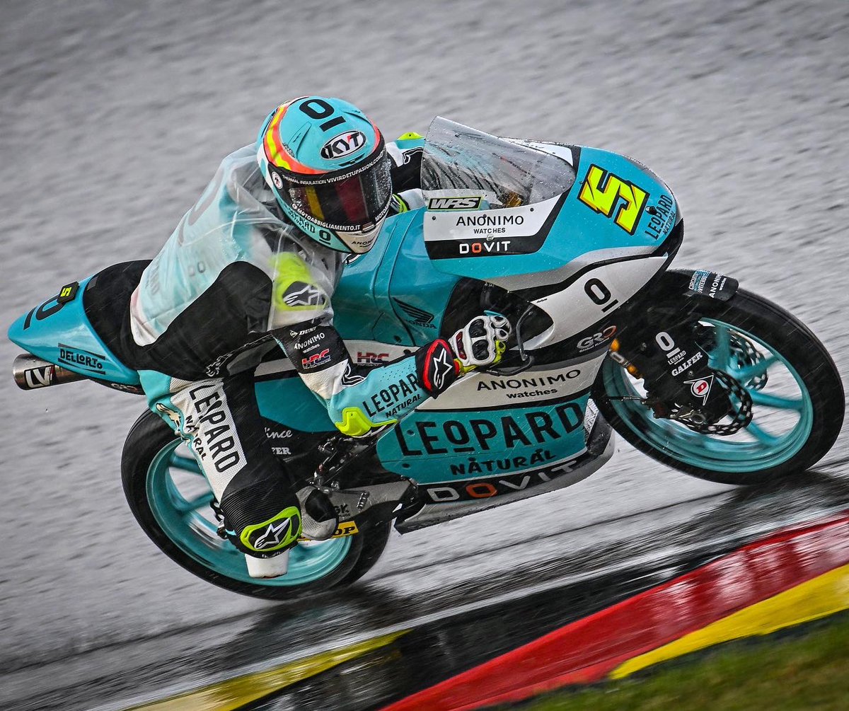 fanclubJMV5's tweet image. #Practice3-P10 (1:42.778) +01.855 ⏱️¡Hoy es día de QP!💥 @jaume_masia @le0pardracing 
-

#JaumeMasia5 #JaumeMasia #JM5 #JMV5 #Masia5 #Ma5ia #FanclubJMV5 #Motor #motorcycle #Racing #motorsport #leopard #leopardRacing #Bele0pard #Moto3 #MotoGP #GermanGP #Round07