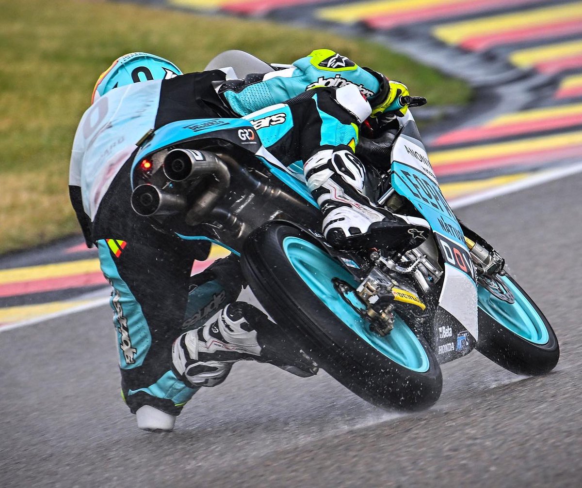 fanclubJMV5's tweet image. #Practice3-P10 (1:42.778) +01.855 ⏱️¡Hoy es día de QP!💥 @jaume_masia @le0pardracing 
-

#JaumeMasia5 #JaumeMasia #JM5 #JMV5 #Masia5 #Ma5ia #FanclubJMV5 #Motor #motorcycle #Racing #motorsport #leopard #leopardRacing #Bele0pard #Moto3 #MotoGP #GermanGP #Round07