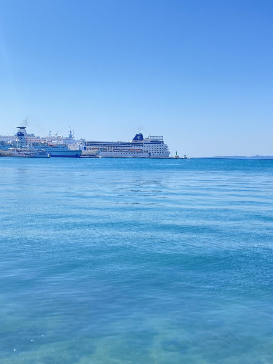 本日のアドリア海🏖

スプリット港にはMSCが入港しており、今日も街は混雑気味。

しかし快晴☀️に恵まれ素晴らしい観光日和です💙

#splitcroatia 
#日差し強いが風すずし