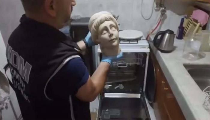 İzmir'de bir evde gerçekleştirilen polis operasyonunda, Helenistik döneme ait olan ve yaklaşık 2 bin yıllık olduğu düşünülen bir kadın heykel başı, bulaşık makinesinin içinden çıktı.

#Cumartesi #LVAvTUR Kuntz Başarılar Erol Bilecik