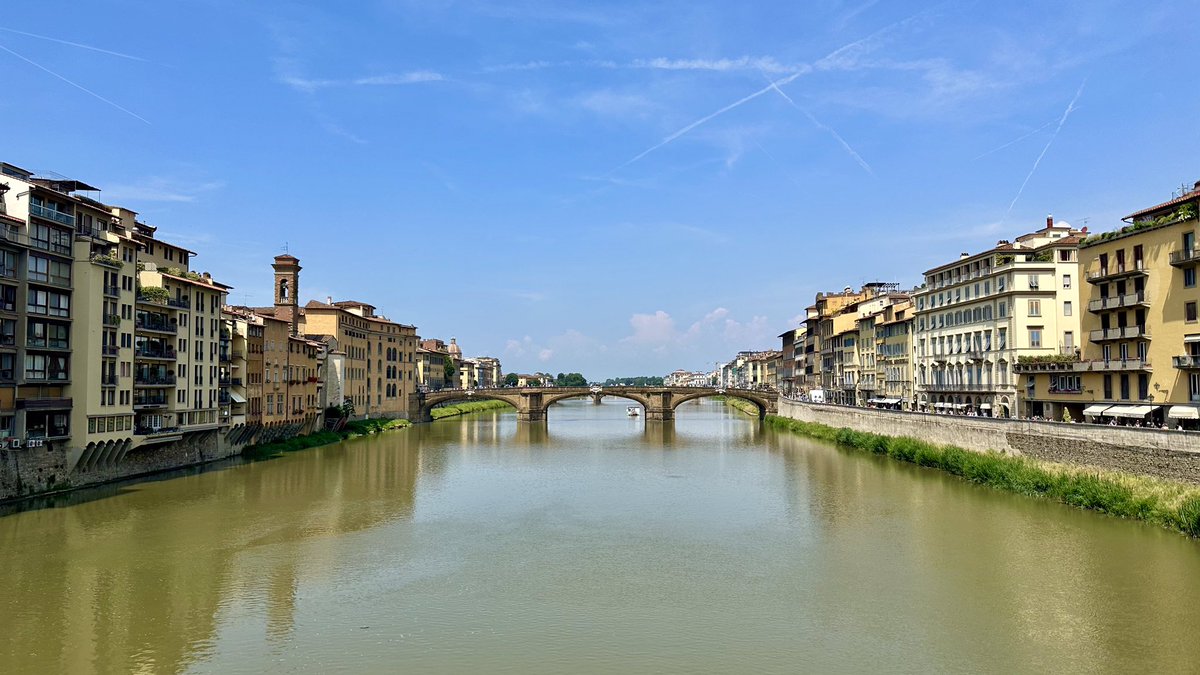 イタリア🇮🇹フィレンツェ歴史地区 ヴェッキオ橋の上から見た「サンタトリニタ橋」✨