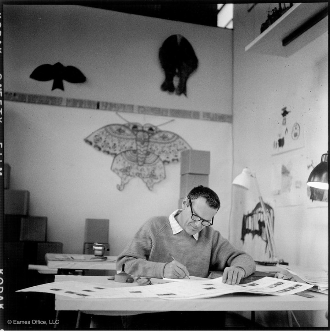 DesignMuseum's tweet photo. Happy birthday to designer Charles Eames, born #onthisday in 1907 🥳

In partnership with his spouse Ray, Eames was responsible for groundbreaking contributions to the fields of architecture, furniture design, industrial design, manufacturing and photography.

📸 @EamesOffice https://t.co/U07hygCUwI
