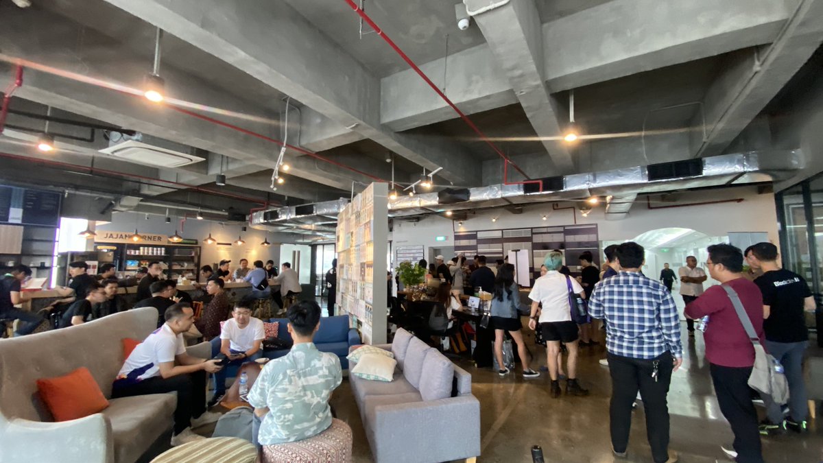 Web3Weekend's tweet image. Networking after a long pitching session 💫