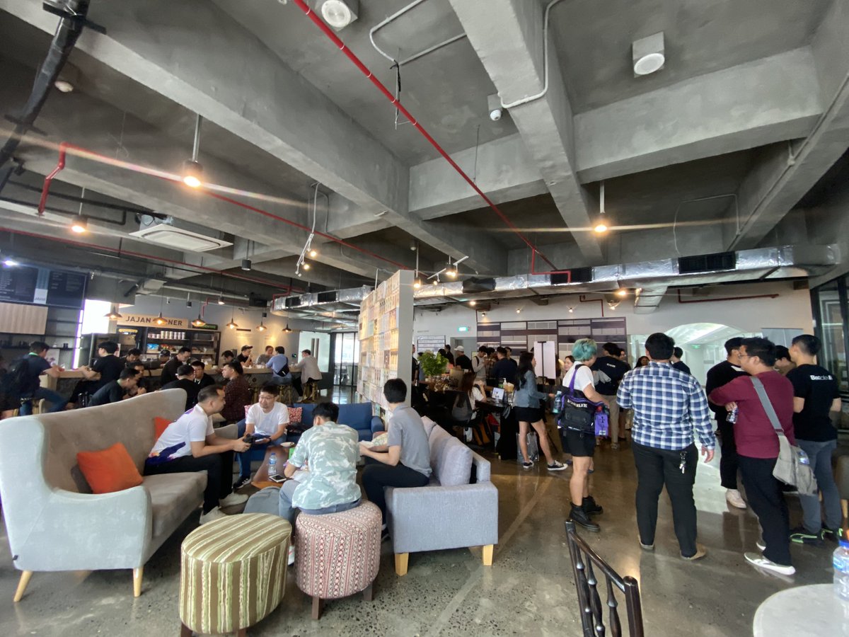 Web3Weekend's tweet image. Networking after a long pitching session 💫