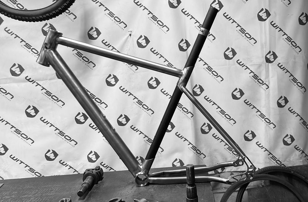 wittsoncycles's tweet image. A raw beauty with Italian 💚🤍❤️ carbon ISP before heading out to paintshop 👨‍🎨 

#titaniumbicycle #titaniumbike #customcarbon #titaniumlugs #rawcarbon #carbontube #integratedseatpost #integratedseatmast #seatmast #carbonisp #titaniumisp #customdropouts #titaniumdropouts