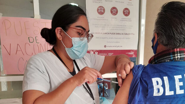 14ymedio's tweet photo. #Impiden a un estado mexicano #devolver 75.000 dosis de la #vacuna_cubana que nadie quiere https://t.co/6q2jWWEq8c
👉🏼Le sugirieron al estado de Coahuila juntar a 10 personas y si solo se usa una dosis del frasco no importa desechar el resto https://t.co/Ksa21LB8mQ