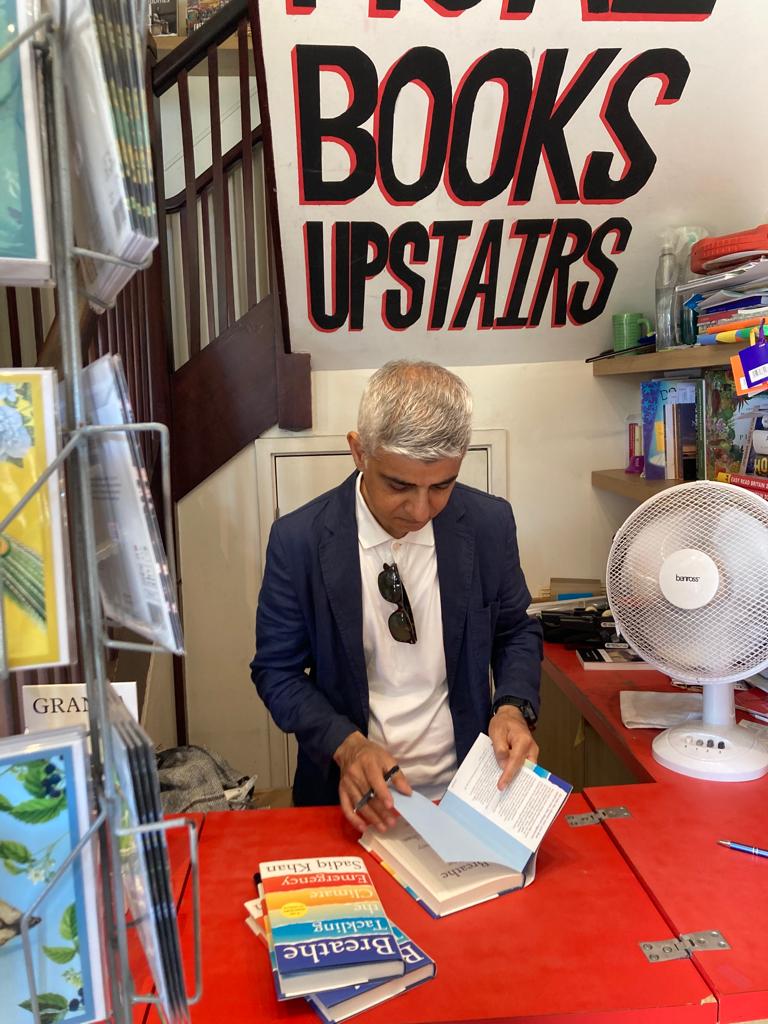 London's brilliant independent bookshops play a vital role: economically, culturally and socially. 

Great to pop into #RiversideBookshop near London Bridge, meet the team, and sign copies of my new book, Breathe. 

#IndieBookshopWeek 📚

📚 Book: uk.bookshop.org/p/books/breath…