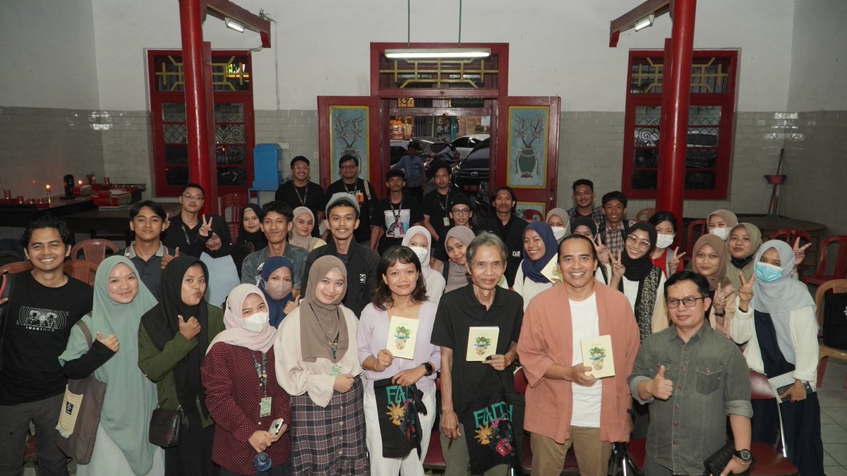 Diskusi #RukunRanah dalam rumah ibadah. Perbezaan bangsa-agama yang mewujudkan rasa kebersamaan melalui buku &amp; sastera.

Kumpulan sajak saya ini telah dilancarkan di <a href="/makassarwriters/">MIWF</a> tempoh hari oleh <a href="/jokopinurbo/">jokpin</a> 
Acara dipandu <a href="/shintafebrianys/">shinta febriany</a> 

#MIWF2023 #MIWFFaith
