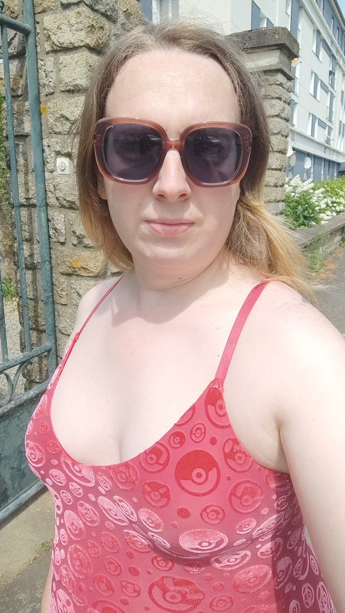 Aujourd'hui c'est la pride a rennes ! N'oubliez pas que les terfs ont rien a faire dans nos luttes, les flics non plus et les parties politiques non plus. 

Les femmes trans sont des femmes. Et laissez nous chanter si on veut chanter et hurler si on veut hurler