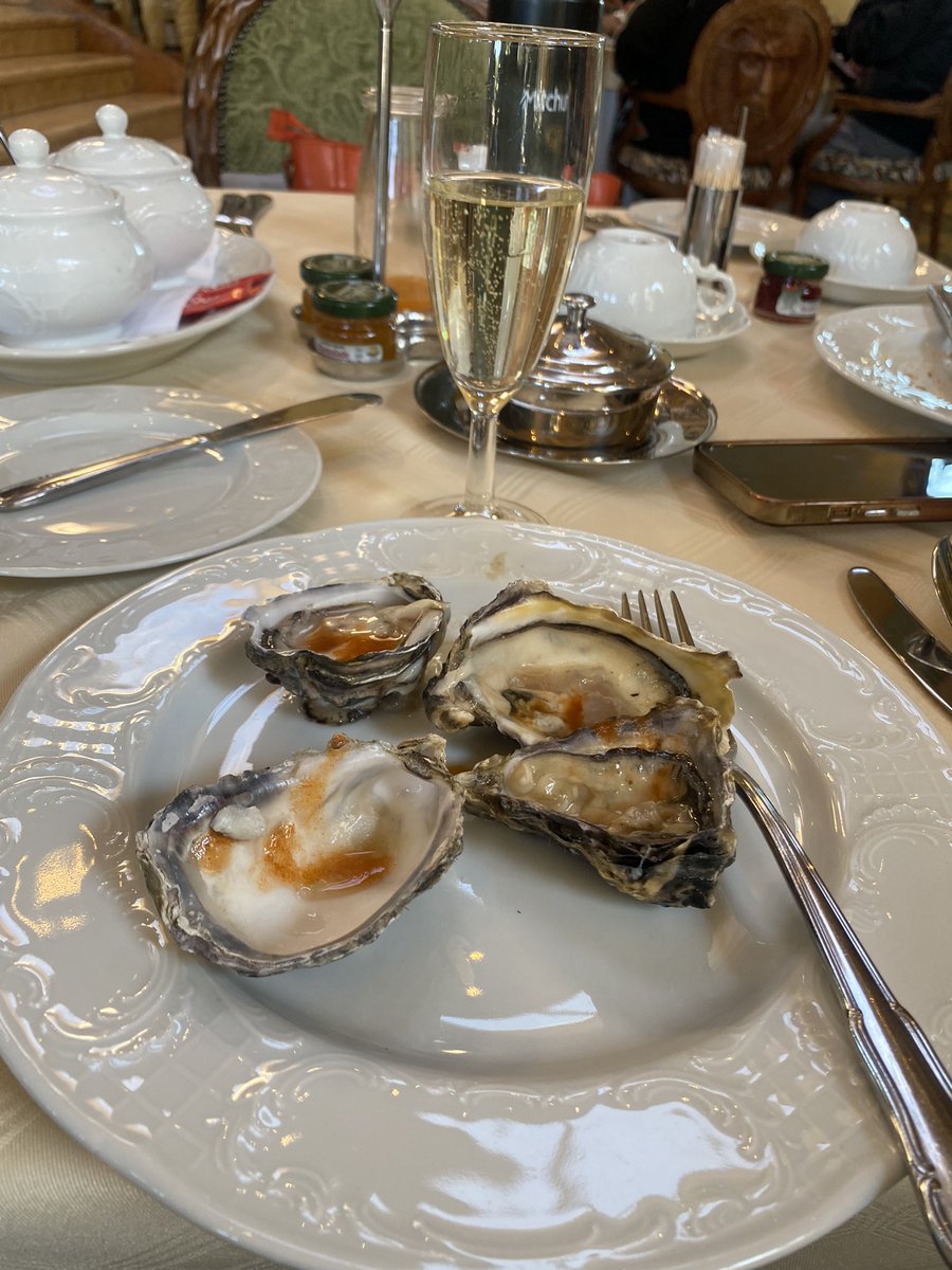 ms_tourist's tweet photo. Brunch things ๐ #AllforYouTour https://t.co/6zyburFUro
