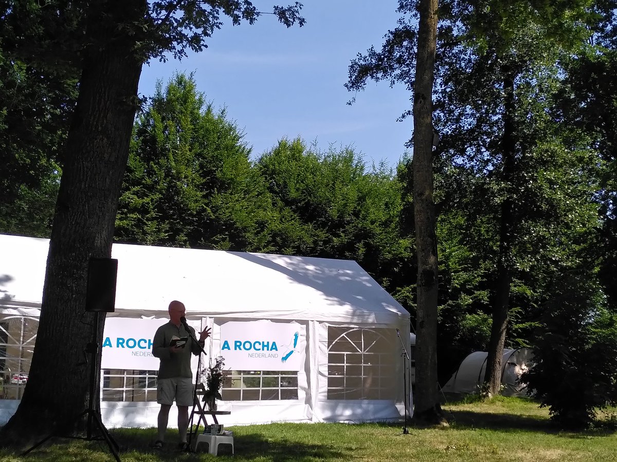 Als christenen zijn we op twee plekken geworteld: daar waar we wonen, maar ook bij God. Door onze wortels bij God zijn we anders, we kunnen onze omgeving transformeren.

#zorgvoordeschepping @arochanederland  <a href="/dave_bookless/">Dave Bookless</a>