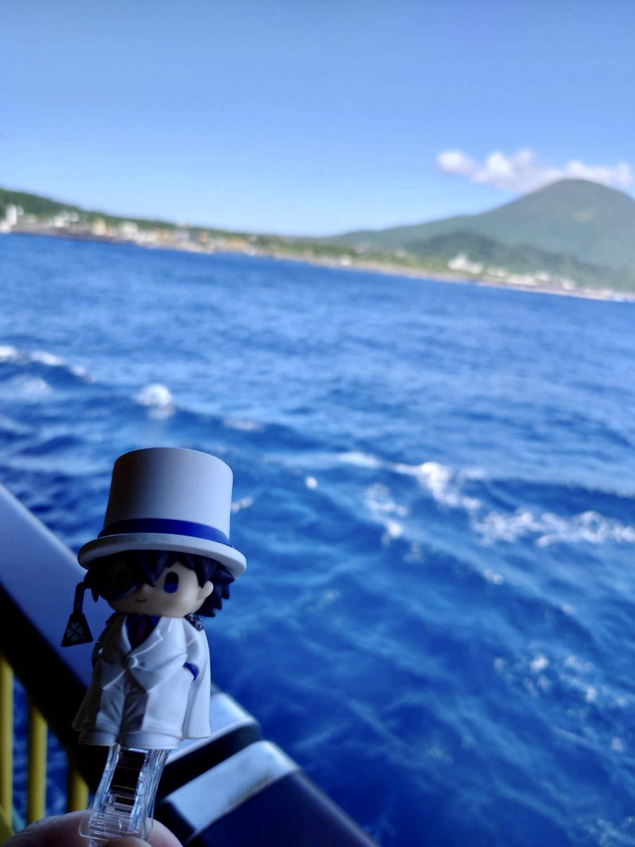 AnglerPopeto's tweet photo. 東海汽船の『橘丸』に怪盗キッド参上🃏

目的地の八丈島に到着✨

さて、コナン探しを再開するとしますか笑

#ストロベリームーン
@conan_movie
@conan_file
#八丈島
#名探偵コナン
#黒鉄の魚影 (サブマリン)
#怪盗キッド
#黒羽快斗
#中年キッド
#おっさんキッド https://t.co/eBuyvpB7lM