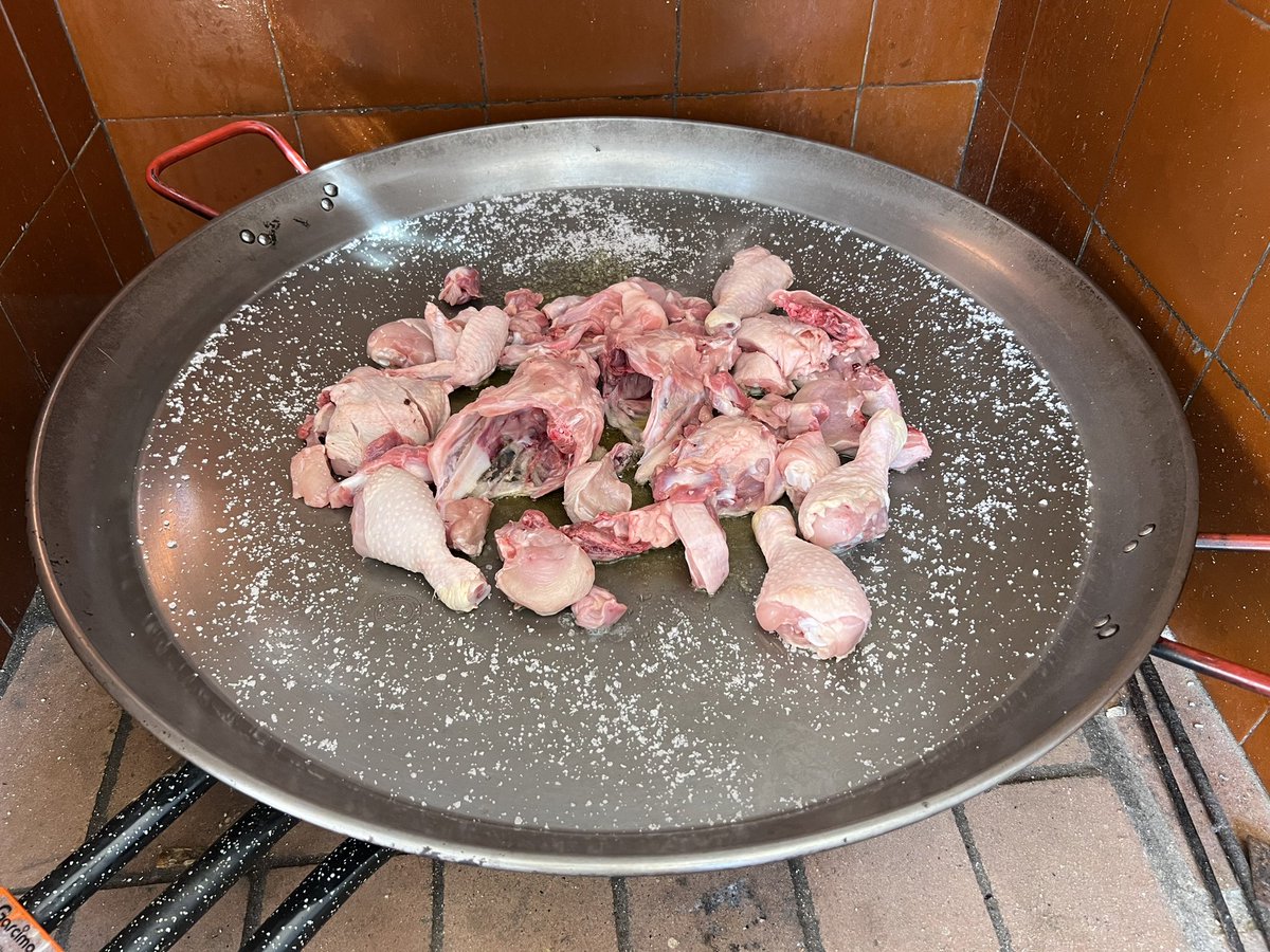 Hoy es sábado pero toca #paella con la familia. Con sal de Bocacangrejo <a href="/rafamartell/">Rafael Martell</a> 
<a href="/FranValverdeS/">Francisco Valverde</a> <a href="/ingebau/">ingebau</a> <a href="/de_natzaret26/">Manel De Natzaret</a> <a href="/aguilareal661/">aguilareal</a> <a href="/rrocasalamero/">Ramón Roca</a>