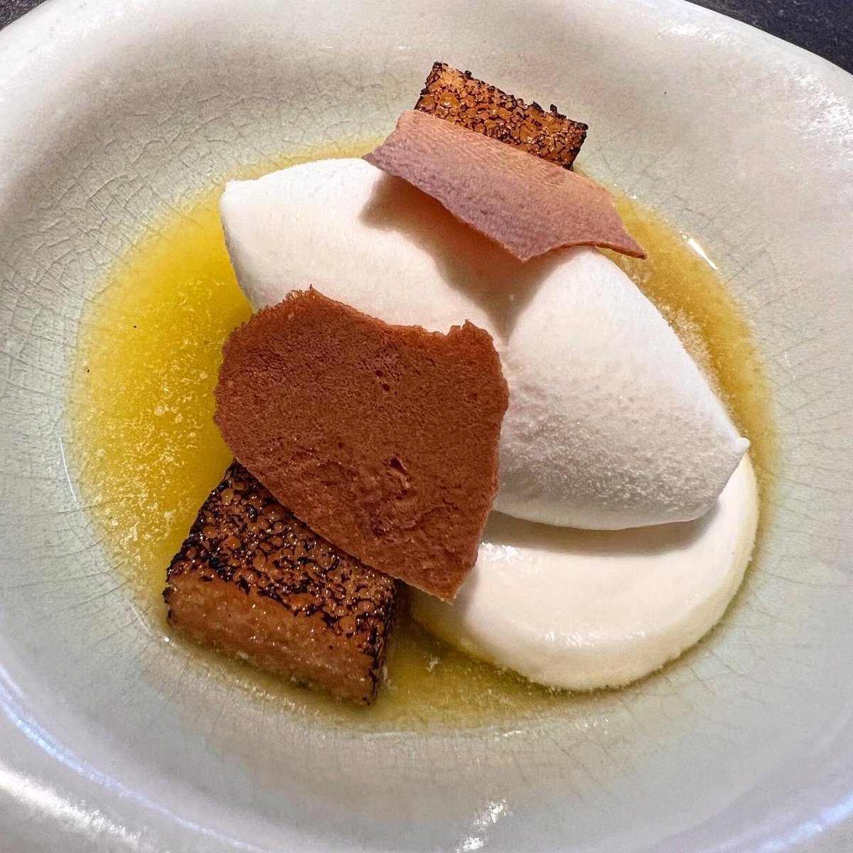 lsuarezdelezo's tweet image. Los postres de #Kaleja

Almendra, kiwi, infusión de moscatel y poleo

Bizcocho de naranja, jengibre, chocolate blanco y yogur

Suso de nata. Riquísimo

Bien por #Kaleja