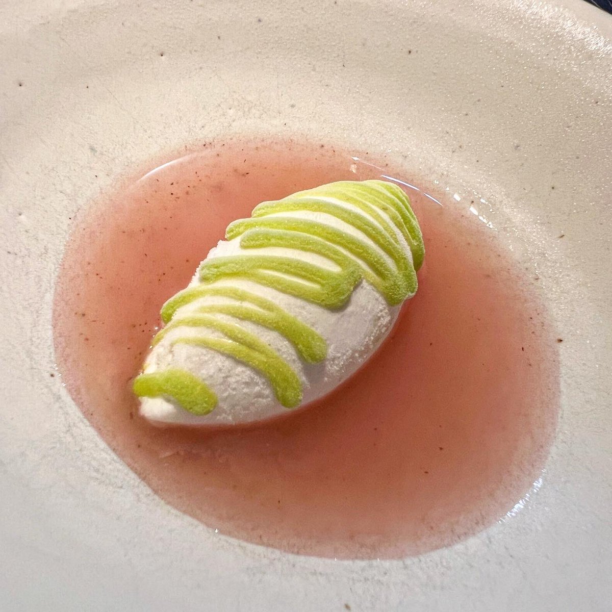 lsuarezdelezo's tweet image. Los postres de #Kaleja

Almendra, kiwi, infusión de moscatel y poleo

Bizcocho de naranja, jengibre, chocolate blanco y yogur

Suso de nata. Riquísimo

Bien por #Kaleja