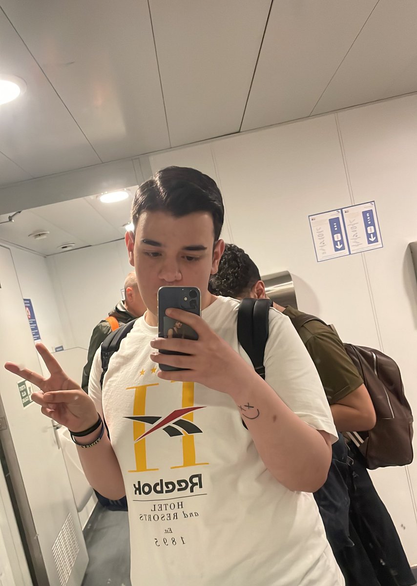 oopsgiorgio's tweet photo. una settimana fa partivo per Roma 
attualmente disperandomi 😭 https://t.co/9rEFSjBnd6