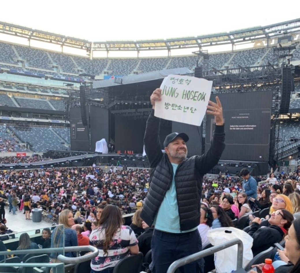 a fan standing up for Jung Hoseok at the concert