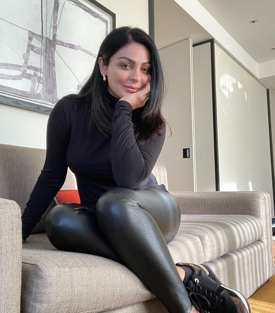 Neeru Bajwa Shines in Black Outfit
#neerubajwa #bollywoodactresses