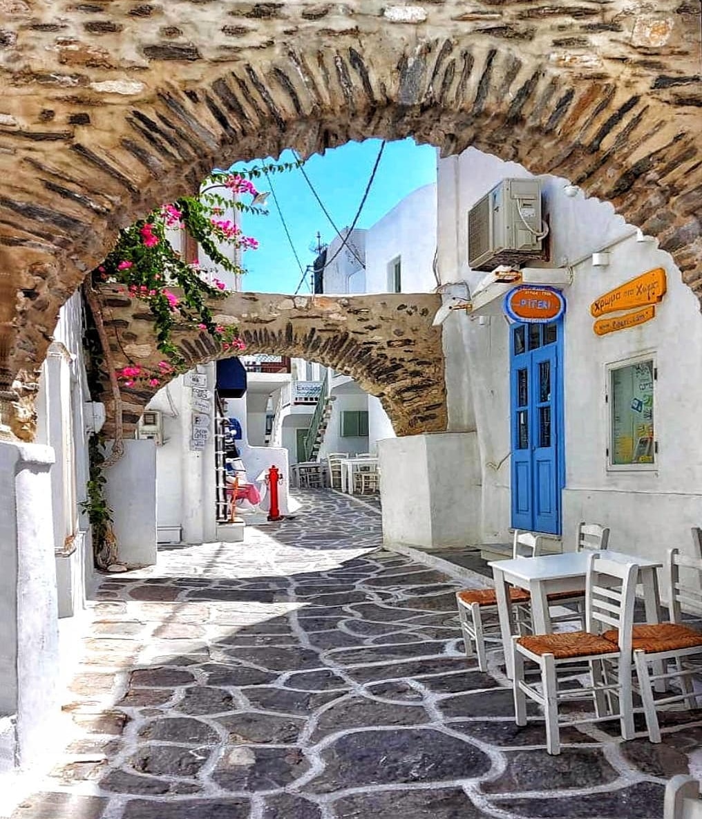 We wish you a nice weekend from the alleys of #Naousa, the beautiful fishing village of #Paros island.
ig 📷 goun.maria