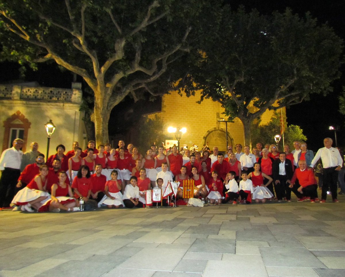 Avui ens trobareu ballant les 5 colles Maig al concurs de colles sardanistes de Ciutat Vella, 22h pl Comercial del Born; vàlid per l’última jornada del Campionat Territorial de Barcelona  Ciutat 2023. 
📷 Foto de Grup a Arenys de Munt. 
#sardana #barcelona #territorial #grupmaig