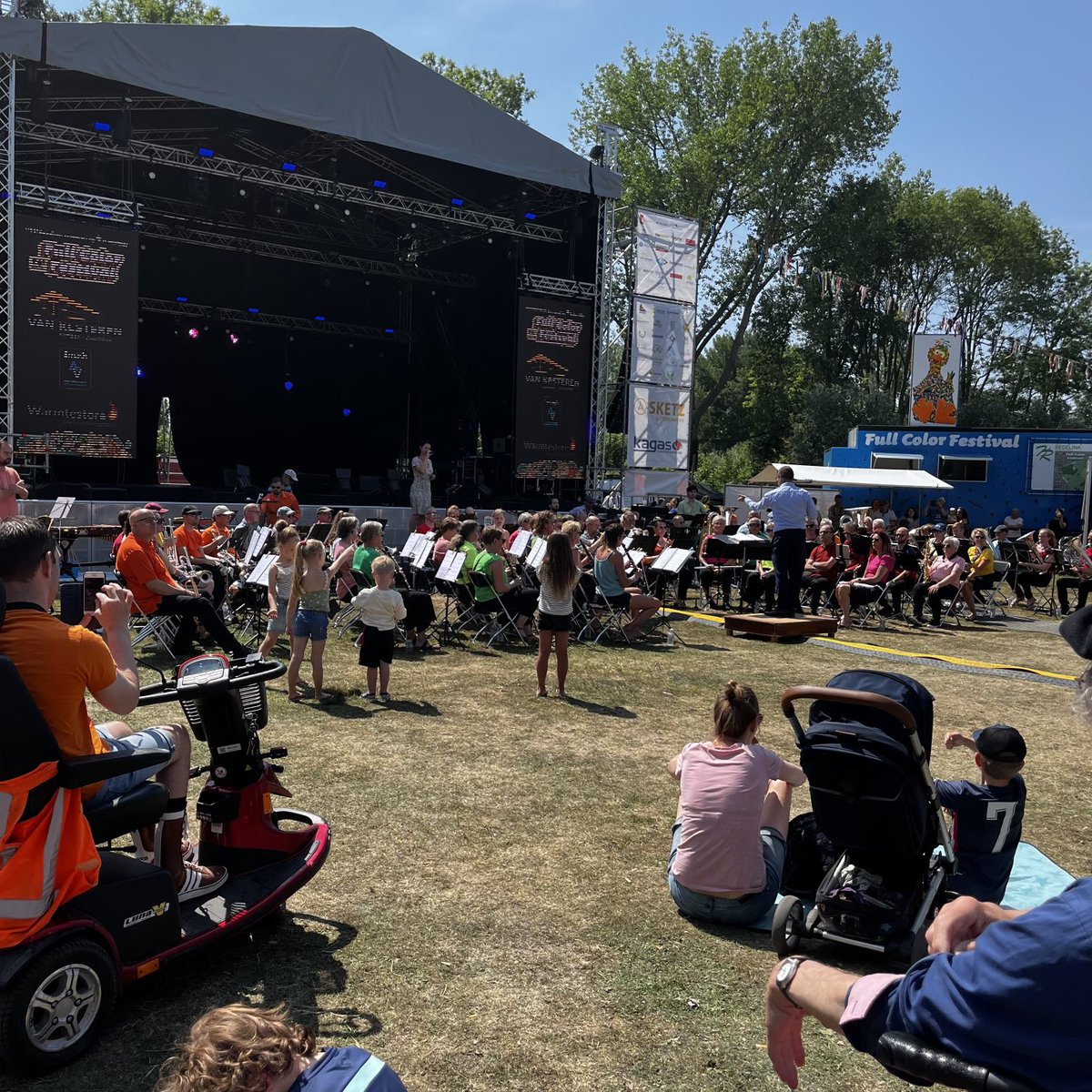 Wat een goede aanvulling op Full Color Kampen de inzet van de muziekverenigingen! en hier een prachtige combinatie van fanfare ⁦<a href="/euphoniawilsum/">Euphonia Wilsum</a>⁩ met harmonie @broederbandkampen #fullcolorkampen ⁦