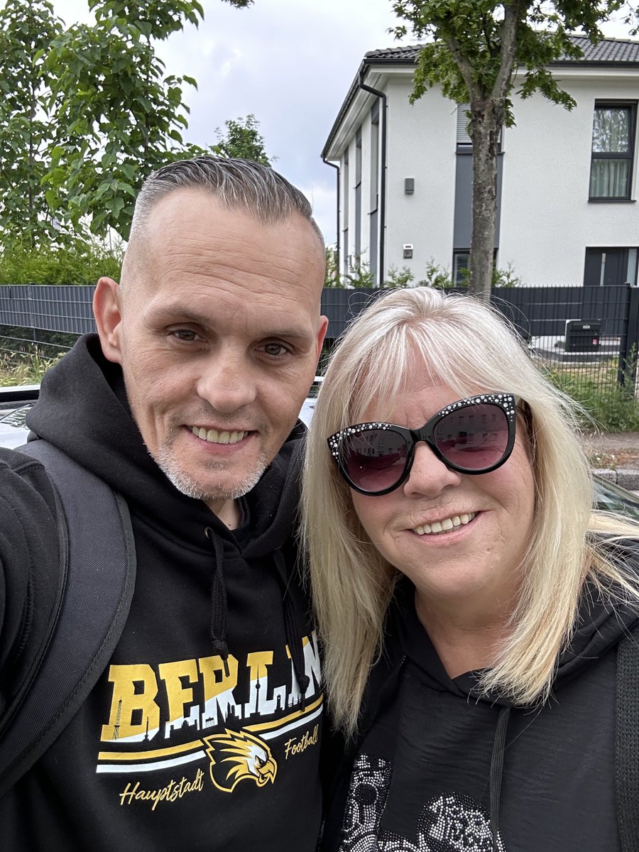 B3astm0deTV's tweet photo. Mutter und Sohn und natürlich ist der Support Real in #BlackYellow
#BerlinAdler #Mama #MutterSohn #SupportYourLocalFootballTeam #ForeverNE #NFL #NFLTwitter https://t.co/4khn6aGPdy