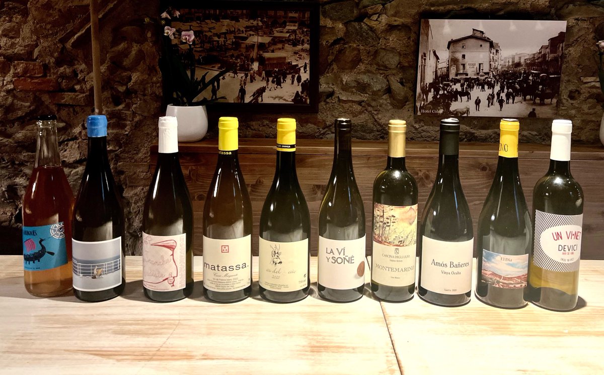 devicibardevins's tweet photo. 🌞Dies de vins d'estiu, de converses a la fresca...
👀Mireu quins vins blancs tan únics tenim a copes!
📞 938 134 623
#devicibardevins #vinsblancs #vinsacopes #winelover #wine #vinos #cosesbones https://t.co/TkrKJJQ2Fp