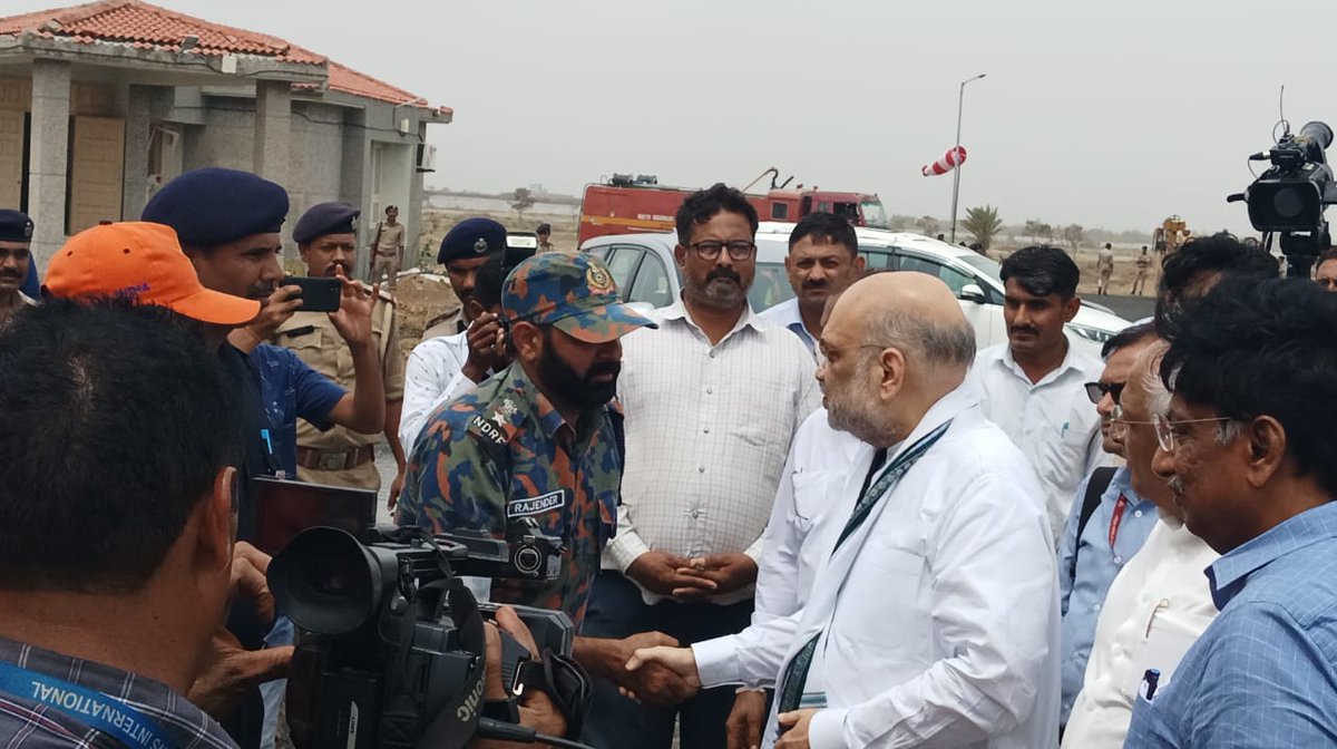 GujaratFirst's tweet photo. #BiparjoyCyclone | કેન્દ્રીય ગૃહમંત્રી અમિતભાઈ શાહ બિપરજોયમાં અસરગ્રસ્ત વિસ્તાર જખૌની મુલાકાતે પહોંચ્યા
#cyclonebiparjoy #kutch #jakhau #gujaratcyclone #cycloneupdates #cycloneliveupdates #biparjoy #biparjoycyclone #biparjoylatestupdates #cyclone #cyclone2023 #gujaratbreakingnews #gujaratfirst @AmitShah @HMOIndia @irushikeshpatel @prafulpbjp @CMOGuj @Bhupendrapbjp