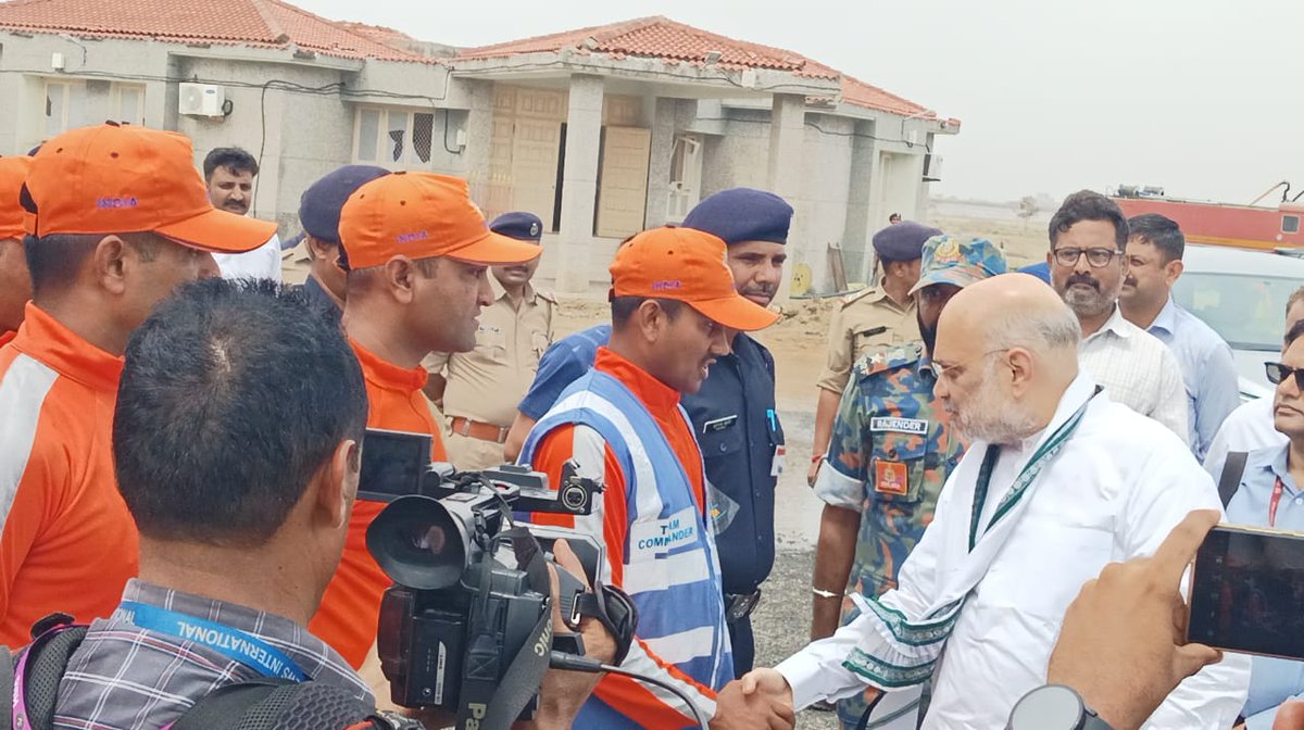 GujaratFirst's tweet photo. #BiparjoyCyclone | કેન્દ્રીય ગૃહમંત્રી અમિતભાઈ શાહ બિપરજોયમાં અસરગ્રસ્ત વિસ્તાર જખૌની મુલાકાતે પહોંચ્યા
#cyclonebiparjoy #kutch #jakhau #gujaratcyclone #cycloneupdates #cycloneliveupdates #biparjoy #biparjoycyclone #biparjoylatestupdates #cyclone #cyclone2023 #gujaratbreakingnews #gujaratfirst @AmitShah @HMOIndia @irushikeshpatel @prafulpbjp @CMOGuj @Bhupendrapbjp
