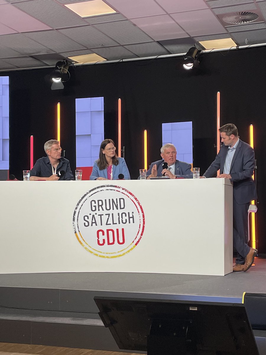 Lebhafte Debatte auf dem ⁦<a href="/CDU/">CDU Deutschlands</a>⁩ Konvent zur Frage, wie eine kapitalgedeckte #Altersvorsorge für jeden erreicht werden kann. ⁦<a href="/KalleLaumann/">Karl-Josef Laumann</a>⁩ plädiert für verpflichtende paritätische Betriebsrenten im Niedriglohnbereich