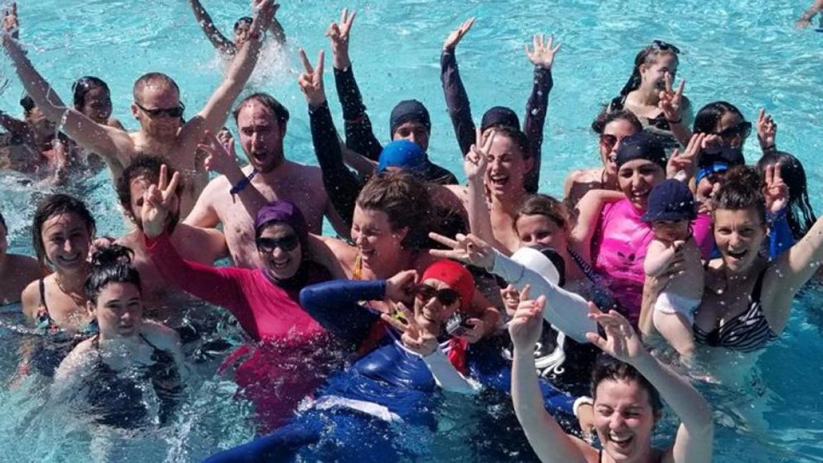Doct_Tricornio's tweet photo. Vosotros sois muy jóvenes, pero hubo una época en España en la que estaba totalmente prohibido bañarse en una piscina pública o privada con cualquier otra indumentaria que no fuera estrictamente el bañador. “Es por higiene y salud pública” te decía el socorrista 

Ahora gracias a la multiculturalidad importada de Jovenlandia, una mujer que no come jamón puede meterse en el agua tapada hasta las cejas y eso sí que es higiénico porque son sus costumbres y hay que respetarlas

Ellos tendrían la misma compresión con una chica occidental que hiciera topless en una de sus piscinas o playas, seguro, así que no seas ultraderechista y sonríe