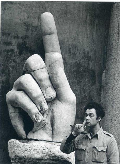 Autoritratto di Elliott Erwitt davanti alla mano monumentale di Costantino 
#Roma Musei Capitolini, 1968