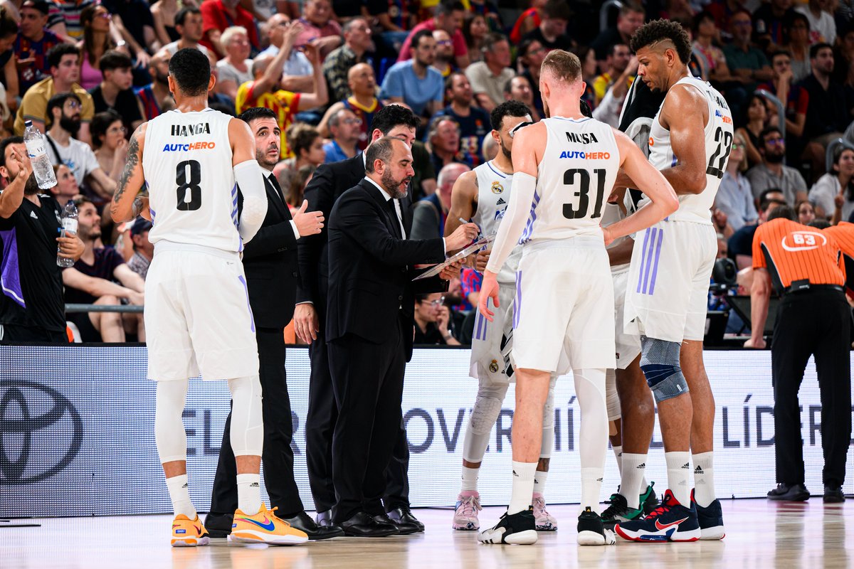 ACBCOM's tweet photo. 📸 ¡La 𝙥𝙧𝙞𝙢𝙚𝙧𝙖 𝙗𝙖𝙩𝙖𝙡𝙡𝙖 entre @FCBbasket y @RMBaloncesto de la FINAL del #PlayoffLigaEndesa nos regaló imágenes como estas!

📸 @Dave__Raw https://t.co/Cf3Kt81RV0