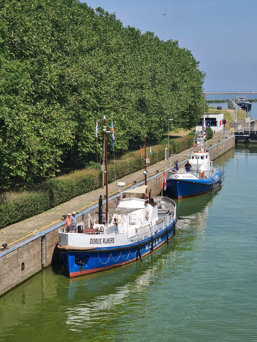 Dorus Rijkers en De Zeemanspot in de sluis bij Lelystad. Dus tot zo <a href="/Bataviahaven/">Bataviahaven</a>! Morgen mee te varen tijdens @NHRD_Lelystad!