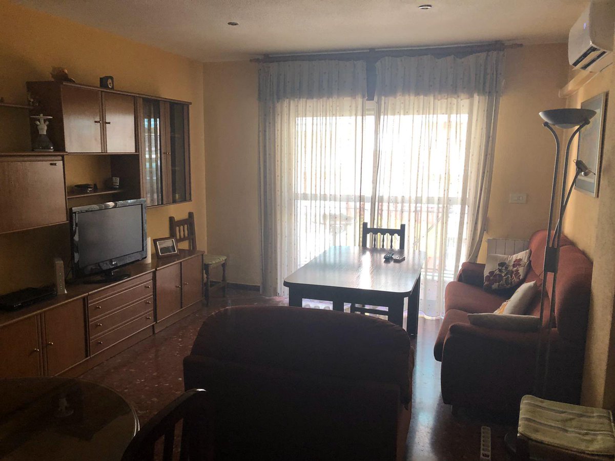 sergiogt17's tweet photo. Se alquilan dos habitaciones❗️
Zona de plaza de toros Granada.
275  euros. Piso totalmente reformado y equipado.
Importante que sea responsable con la limpieza y los horarios de estudios. Preferiblemente estudiantes de master. Dispone de calefacción central y aire acondicionado. https://t.co/cMyTmvQsQa