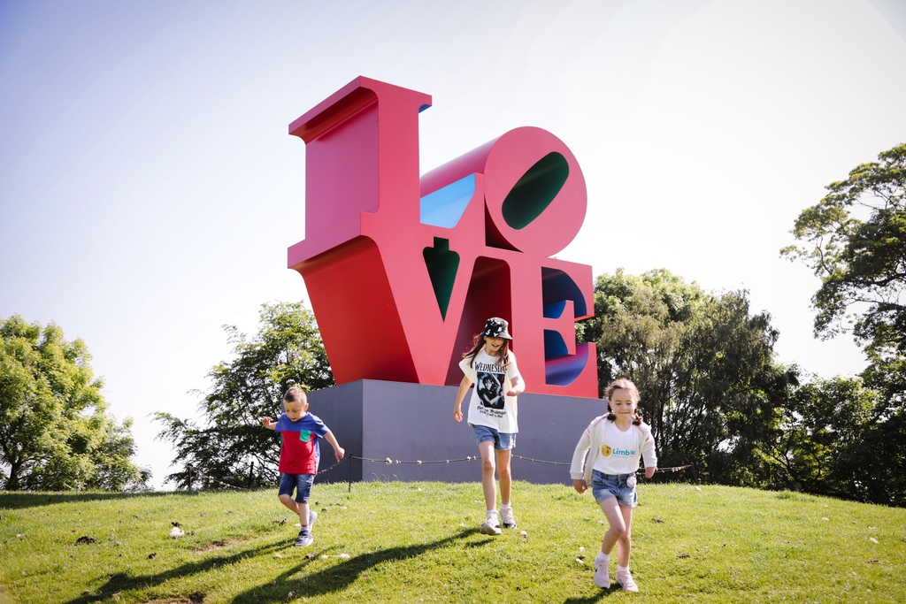 Make the most of the sunshine at YSP ☀️

With plenty of sunny hillside and shady woodlands to explore, light-filled cafés and artworks outdoors, you'll find something to love ❤️

Plan your visit at 🔗 ysp.org.uk/visit-us